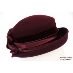 Vintage Dameshoed bordeaux paars met fluwelen band 56