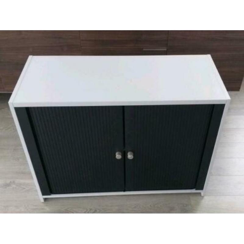 Nette archiefkast met roldeuren