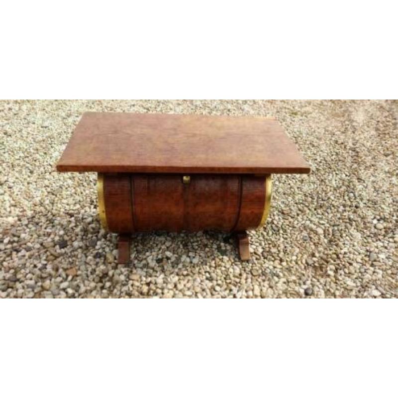 542, eiken tafeltje (met vat eronder) te koop