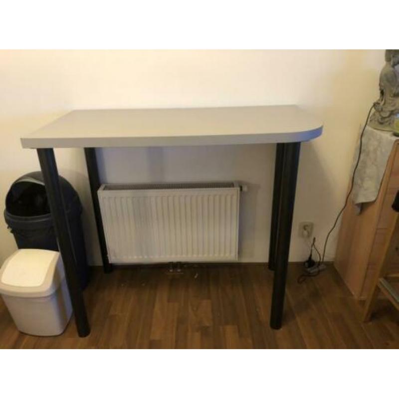 Bartafel met bruine leren stoelen