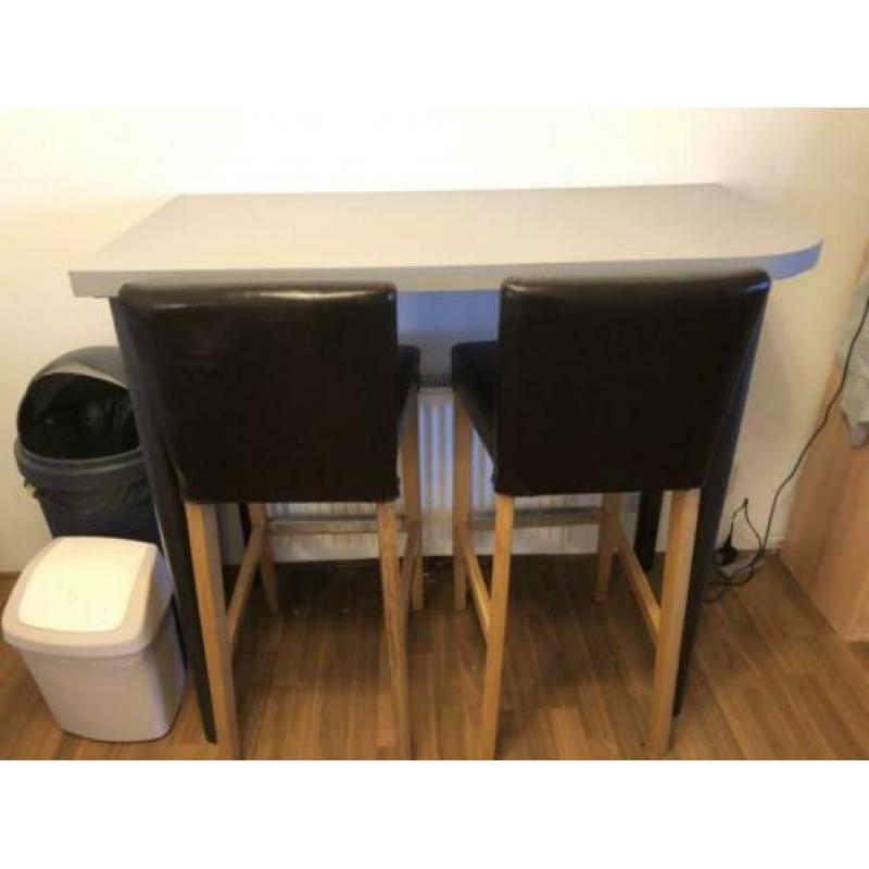 Bartafel met bruine leren stoelen