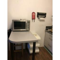 Bartafel met bruine leren stoelen
