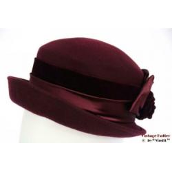Vintage Dameshoed bordeaux paars met fluwelen band 56