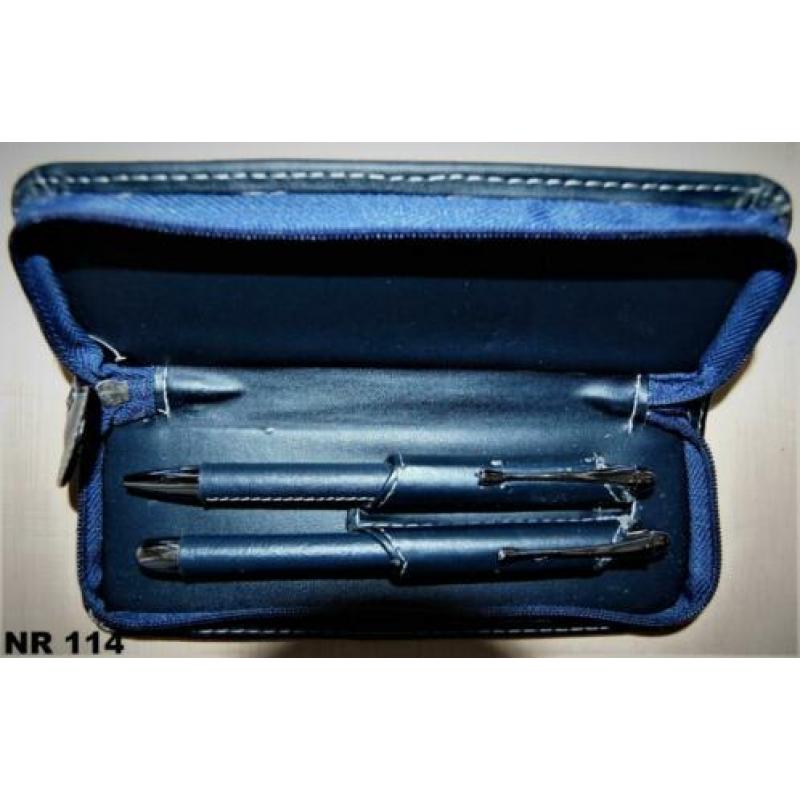 Pennenset in blauwe lederen etui