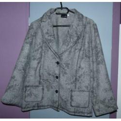 Super leuk grijs jasje met bloemen print maat 44/XL