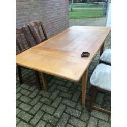 Eethoek met uitschuifbare tafel