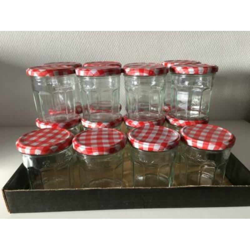 glazen potjes met deksel