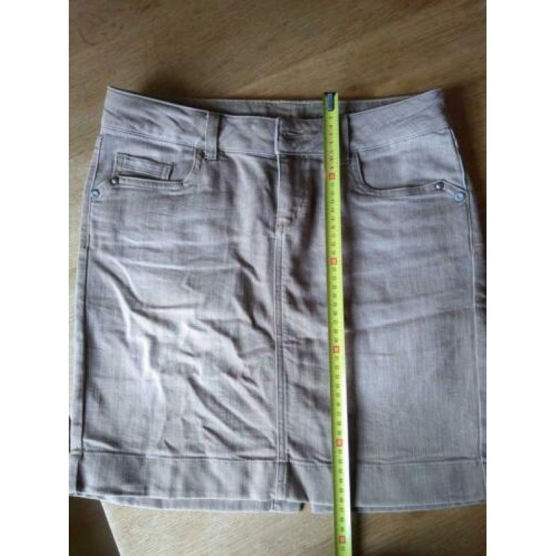 Stretch jeans rok van Esprit. Zandkleurig.