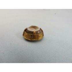Versierde vergulde hanger met steen inleg 19e - 20e eeuw