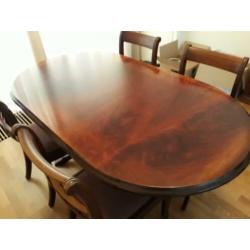 Ovale tafel met 4 stoelen