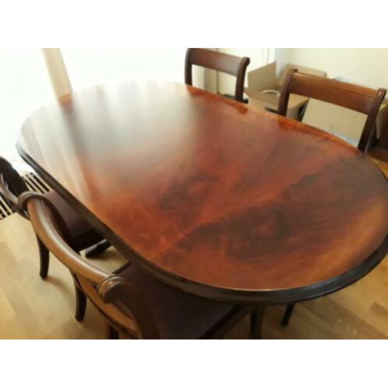 Ovale tafel met 4 stoelen