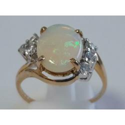 Gouden ring met opaal en witte steentjes