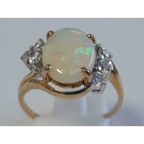 Gouden ring met opaal en witte steentjes