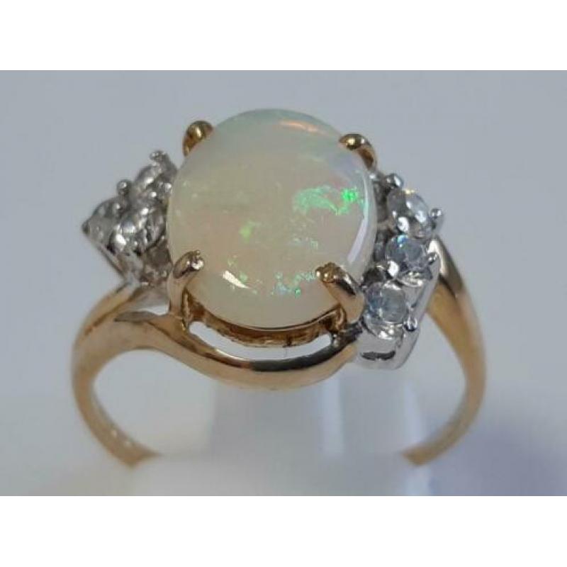 Gouden ring met opaal en witte steentjes