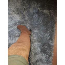 Mooie suede laarzen.