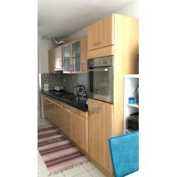 Keuken met elektrische kookplaat en oven