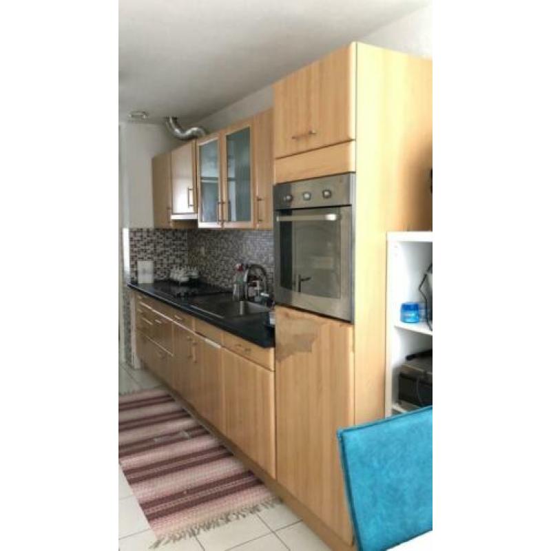 Keuken met elektrische kookplaat en oven