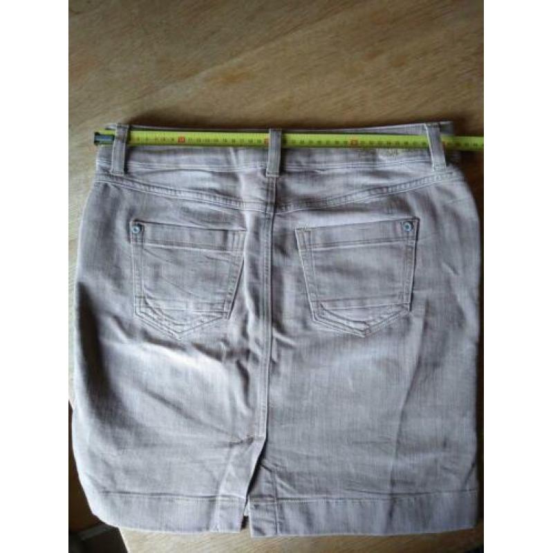 Stretch jeans rok van Esprit. Zandkleurig.