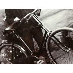 2 prachtige foto’s van twee heren op de fiets uit 1897