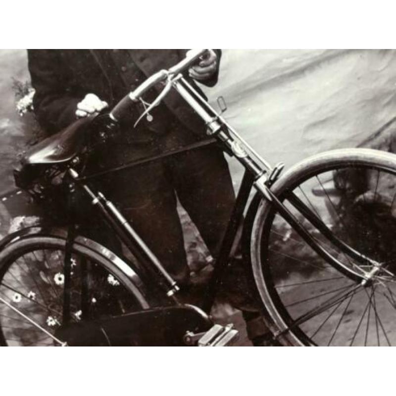2 prachtige foto’s van twee heren op de fiets uit 1897