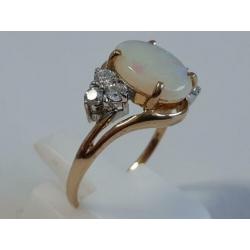 Gouden ring met opaal en witte steentjes