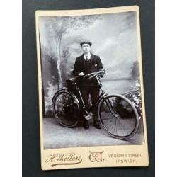 2 prachtige foto’s van twee heren op de fiets uit 1897