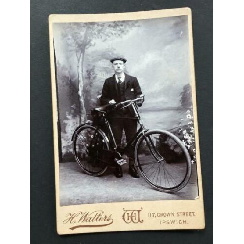 2 prachtige foto’s van twee heren op de fiets uit 1897