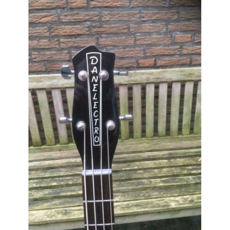 Danelectro longhorn bass