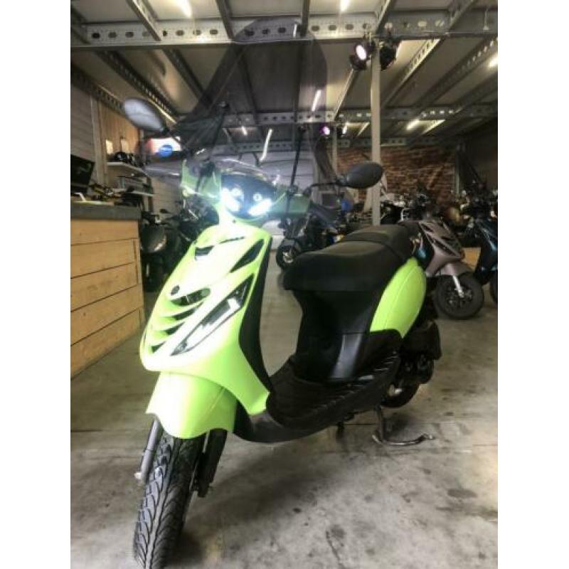 Piaggio Zip 25km Kawasaki Snor BJ:01-2017 KM:8358 Full Optie