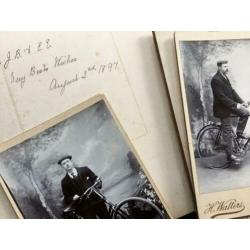 2 prachtige foto’s van twee heren op de fiets uit 1897