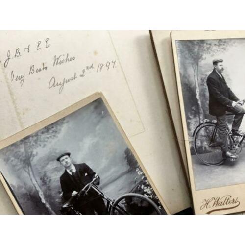2 prachtige foto’s van twee heren op de fiets uit 1897