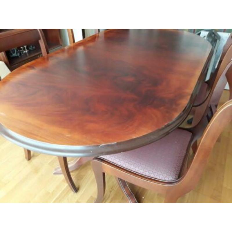 Ovale tafel met 4 stoelen