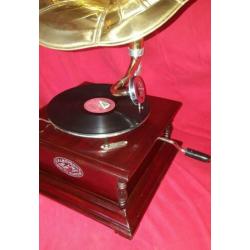 Platenspeler met koperen hoorn