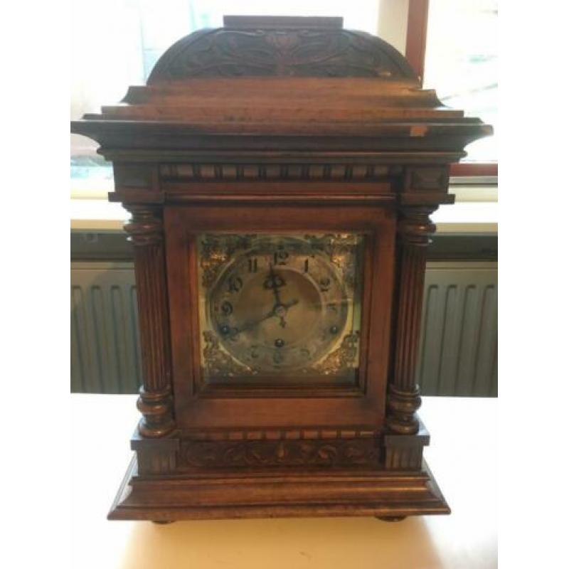 Houten klok met sleutel - antiek zie foto’s