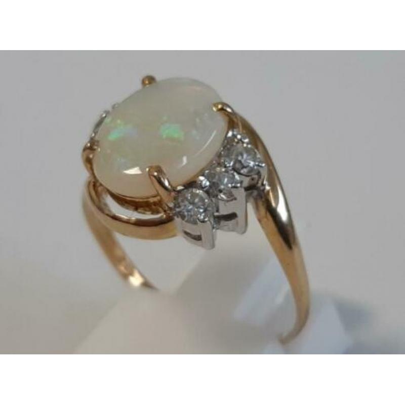 Gouden ring met opaal en witte steentjes