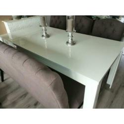 Drie eettafelstoelen en een bankje