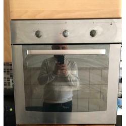 Keuken met elektrische kookplaat en oven