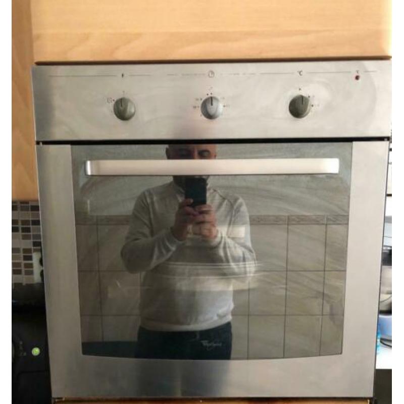 Keuken met elektrische kookplaat en oven