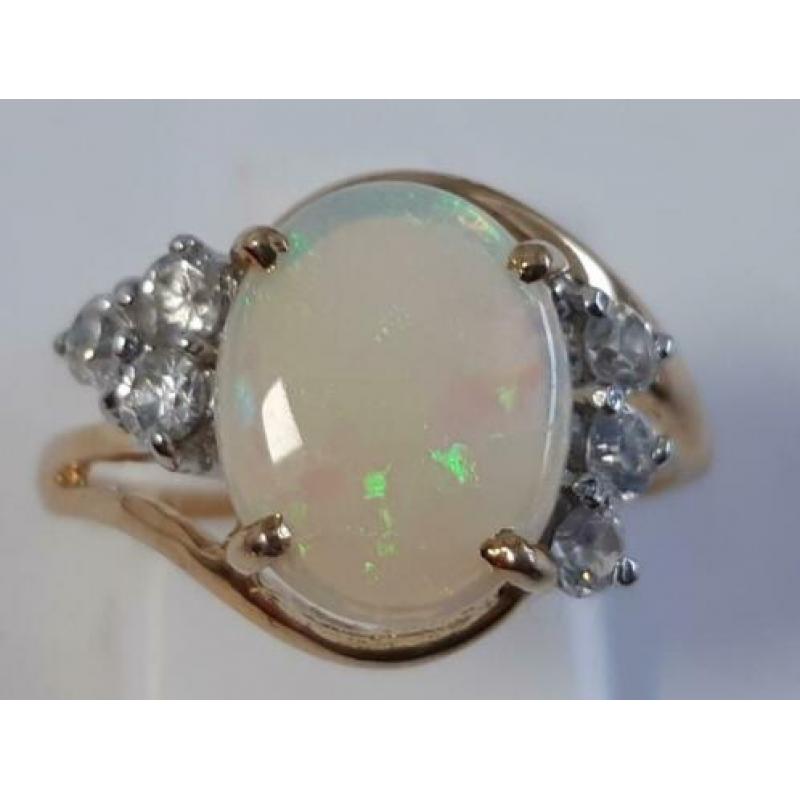 Gouden ring met opaal en witte steentjes