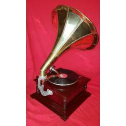 Platenspeler met koperen hoorn