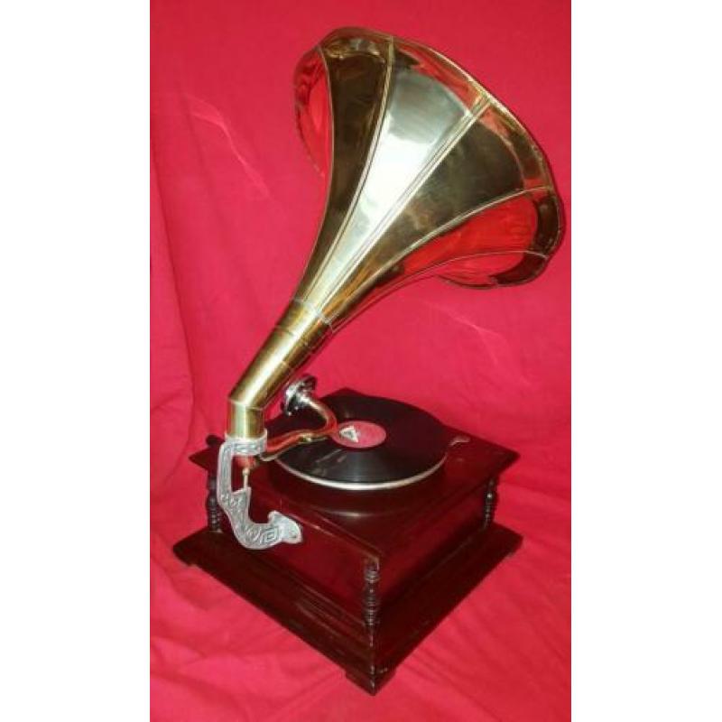 Platenspeler met koperen hoorn