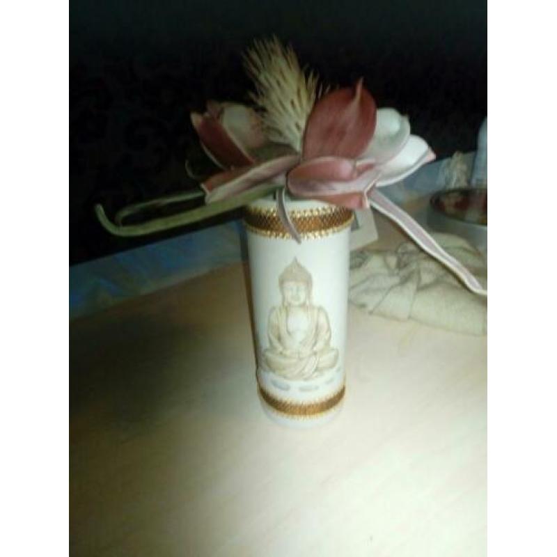 Vaas opdruk boeddah met bloemen.