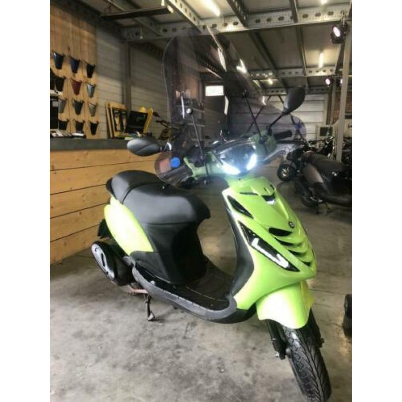 Piaggio Zip 25km Kawasaki Snor BJ:01-2017 KM:8358 Full Optie