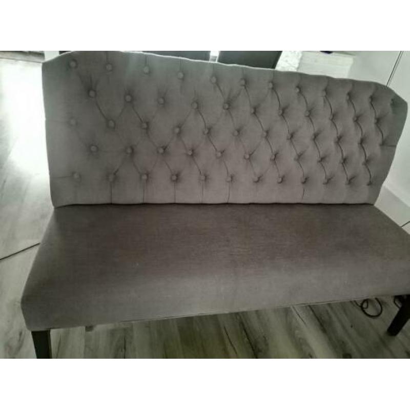 Drie eettafelstoelen en een bankje