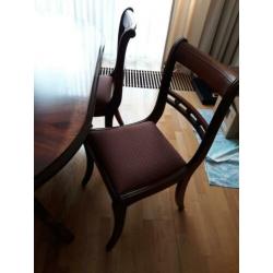 Ovale tafel met 4 stoelen