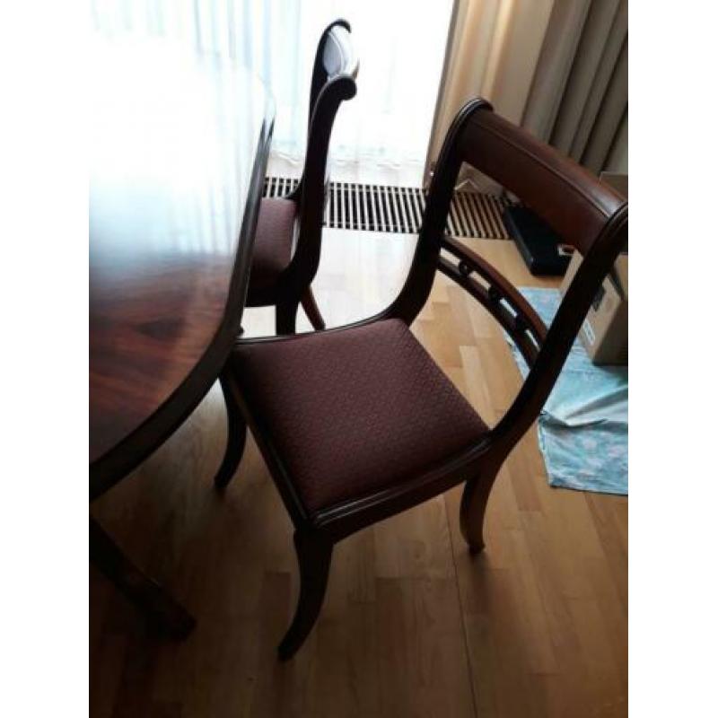 Ovale tafel met 4 stoelen