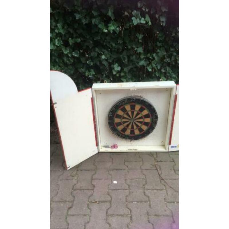 Dartsbord, 3 dartpijlen, dartkast