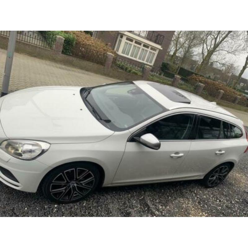 Volvo v60 r-design 1.6 d2 140 pk