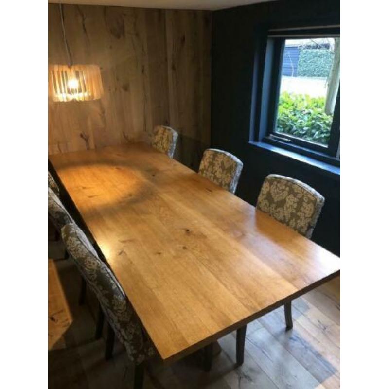 Prachtige lange en massieve tafel