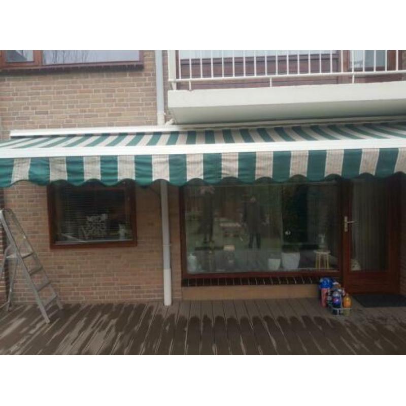 Te koop zonnescherm 5.50 uitval 3.20